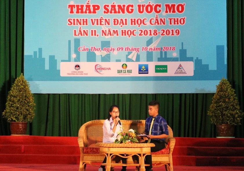 Tân SV giao lưu trong Chương trình Thắp sáng ước mơ SV Đại học Cần Thơ