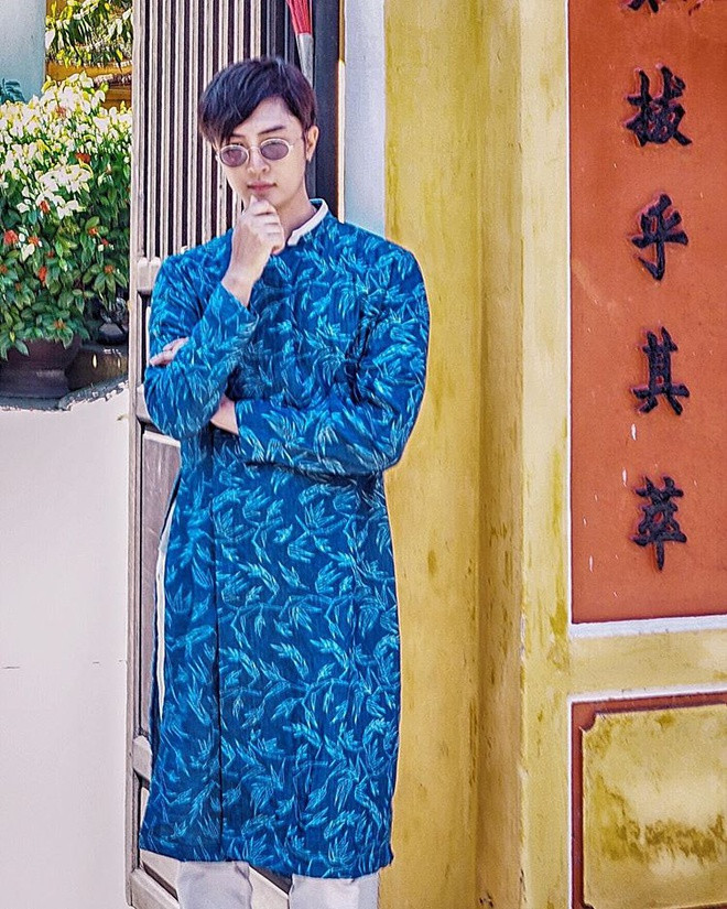 Các chàng trai nên mặc áo dài thế nào khi đi chơi Tết? ảnh 8 Cac chang trai nen mac ao dai the nao khi di choi Tet? hinh anh 9 67616860_2254733318077659_3309303534773502850_n.jpg