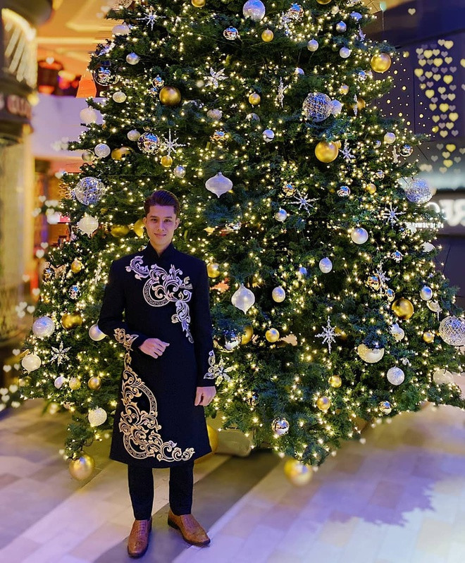 Áo dài ngày nay được hiện đại hóa hơn nhiều. Không chỉ đơn độc một màu như xưa, các nhà thiết bắt đầu lựa chọn họa tiết rồng bay phượng múa, hoa bắt mắt hơn. Đối với ai yêu thích sự thanh lịch lại mang đậm dấu ấn dân tộc, áo dài có họa tiết dân gian giống chàng trai trên hình là lựa chọn phù hợp. Ảnh:@charlie_eros. Cac chang trai nen mac ao dai the nao khi di choi Tet? hinh anh 2 75616171_158728742174736_6332127461246396820_n.jpg