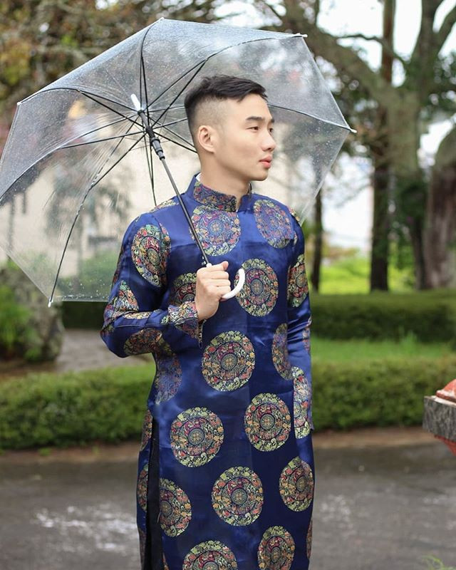 Các chàng trai nên mặc áo dài thế nào khi đi chơi Tết? ảnh 11 Cac chang trai nen mac ao dai the nao khi di choi Tet? hinh anh 12 49933940_364296050785083_1139523877903845513_n.jpg