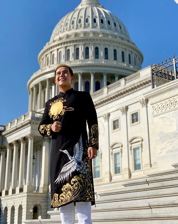 Áo dài có hình thêu cầu kỳ và tinh tế luôn khiến người mặc toát lên phong thái nhã nhặn, thanh tao. Tuy nhiên, thiết kế này thường có giá không rẻ, được đặt may theo số đo. Nó thường được người mẫu, diễn viên lựa chọn. Ảnh:@aodaiminhchau. Cac chang trai nen mac ao dai the nao khi di choi Tet? hinh anh 3 70634160_555518398529342_1610578906440521327_n.jpg