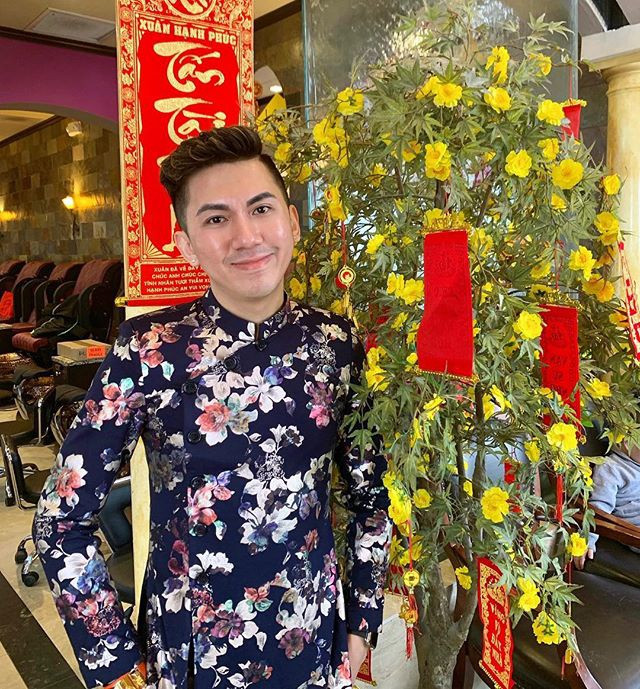 Các chàng trai nên mặc áo dài thế nào khi đi chơi Tết? ảnh 13 Cac chang trai nen mac ao dai the nao khi di choi Tet? hinh anh 14 50651174_949071988622467_4346629727040554944_n.jpg