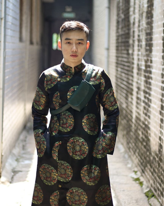 Chàng trai này phối áo dài đen, họa tiết gấm cùng túi bao tử màu tối sành điệu. Cách mix đồ như ảnh tạo nên tổng thể được pha trộn giữa cổ truyền và hiện đại. Đây cũng là phong cách sẽ được nhiều bạn trẻ lựa chọn mặc trong Tết 2020. Ảnh:@hoang.diep.9. Cac chang trai nen mac ao dai the nao khi di choi Tet? hinh anh 6 47689925_168671800777647_510338919511542584_n.jpg