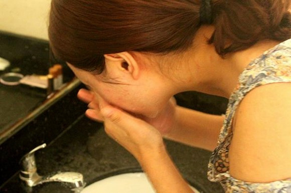 Rửa mặt bằng nước lạnh hay nước nóng tốt hơn?