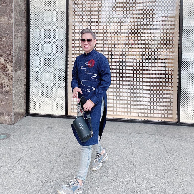 Một người dùng Instagram chọn phối áo dài cùng quần jeans và giày thể thao. Công thức này được khá nhiều bạn nam yêu thích trong dịp Tết trước bởi độ tiện lợi, sành điệu nó mang lại. Cách mặc áo dài, quần jeans cùng sneakers thích hợp cho các anh chàng ưa chuộng sự năng động, thoải mái mà vẫn muốn diện áo dài đậm không khí Tết. Ảnh:@phubanhbao. Cac chang trai nen mac ao dai the nao khi di choi Tet? hinh anh 7 51623742_331660634223469_4098570552712907581_n.jpg