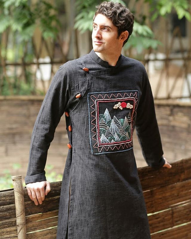 Các chàng trai nên mặc áo dài thế nào khi đi chơi Tết? ảnh 4 Cac chang trai nen mac ao dai the nao khi di choi Tet? hinh anh 5 31890484_2095172384105600_8875031463091765248_n.jpg