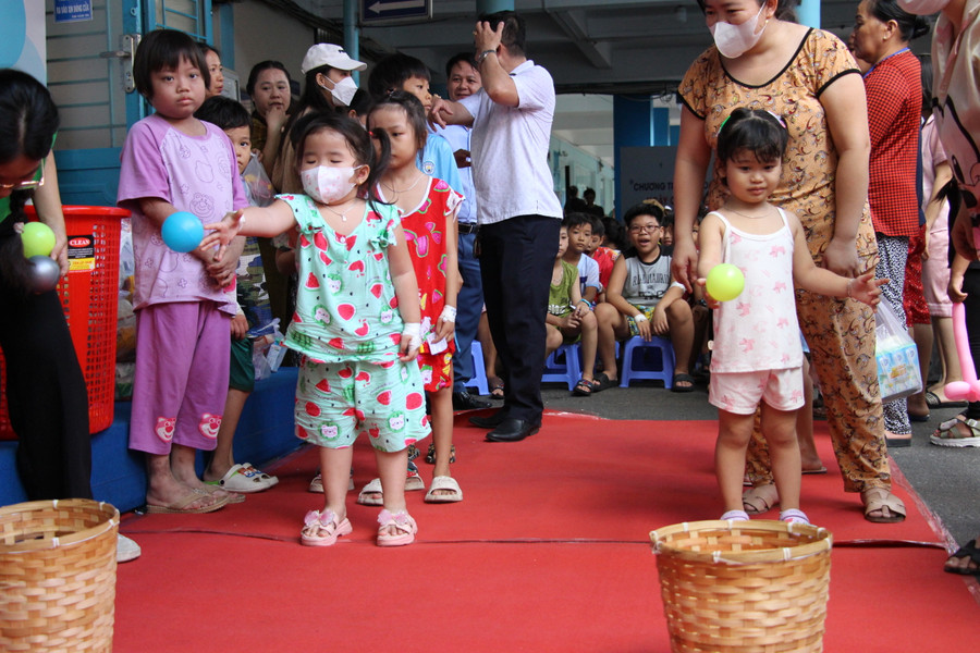 Đến với chương trình, thân nhân và các bệnh nhi được tham gia vào các hoạt động như ca nhạc, chơi trò chơi, cắt tóc miễn phí… Đến với chương trình, thân nhân và các bệnh nhi được tham gia vào các hoạt động như ca nhạc, chơi trò chơi, cắt tóc miễn phí…