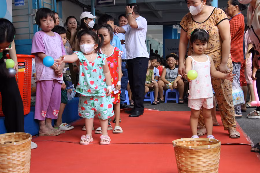 Đến với chương trình, thân nhân và các bệnh nhi được tham gia vào các hoạt động như ca nhạc, chơi trò chơi, cắt tóc miễn phí…