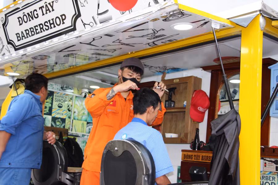 Trong khuôn khổ chương trình, những người thợ cắt tóc giúp các bé và thân nhân tạo những kiểu tóc mới.