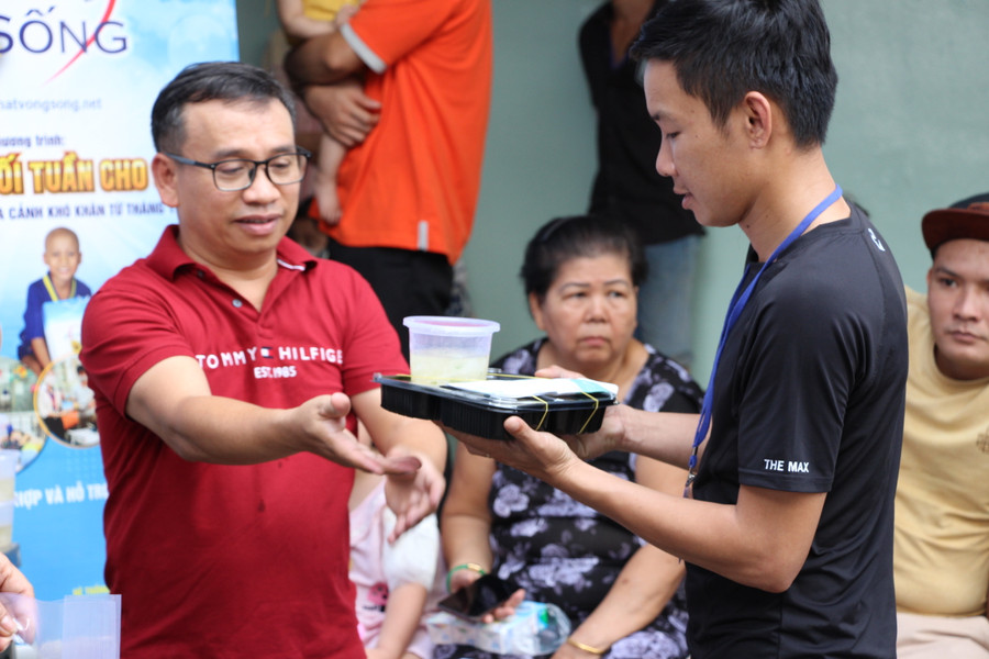 Cũng tại chương trình, 200 phần cơm đã được trao cho các gia đình có hoàn cảnh khó khăn. Cũng tại chương trình, 200 phần cơm đã được trao cho các gia đình có hoàn cảnh khó khăn.