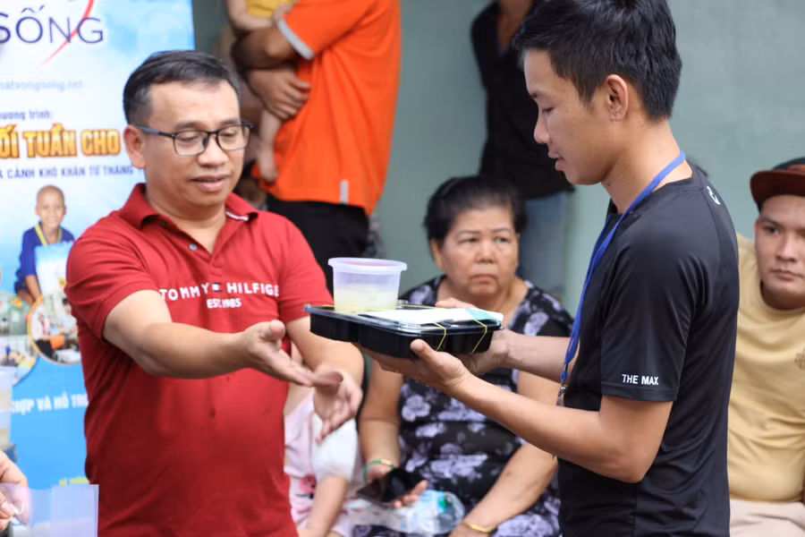 Cũng tại chương trình, 200 phần cơm đã được trao cho các gia đình có hoàn cảnh khó khăn.