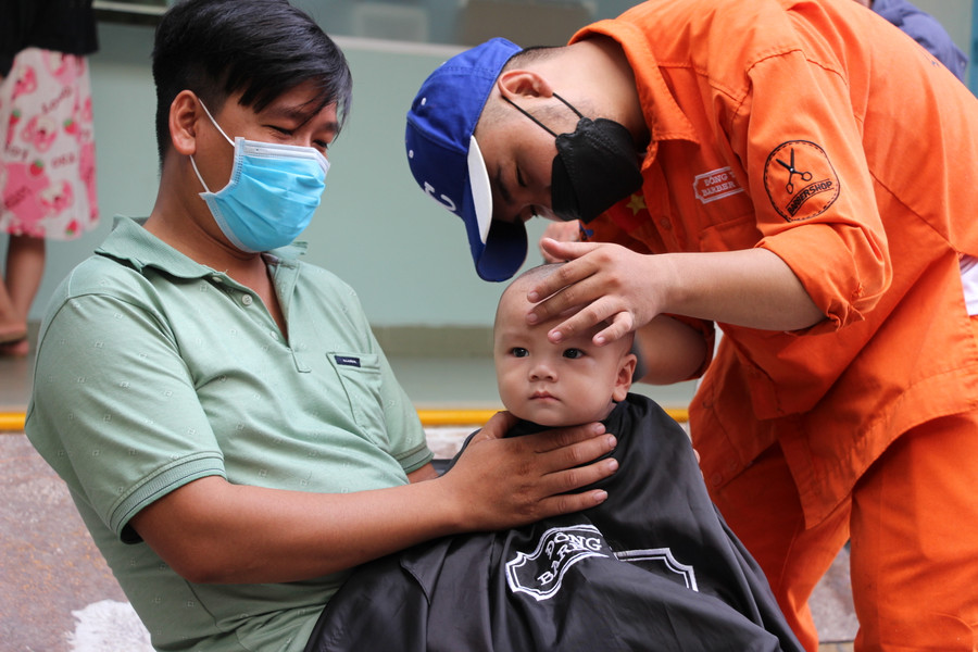 Anh Nguyễn Sang (thợ cắt tóc ở quận 2, TPHCM) cho biết: “Mình cảm thấy rất vui và ý nghĩa vì đã giúp được các bé đang điều trị tại bệnh viện có được một mái tóc đẹp. Chúc các bé mau khỏi bệnh để về với gia đình”. Anh Nguyễn Sang (thợ cắt tóc ở quận 2, TPHCM) cho biết: “Mình cảm thấy rất vui và ý nghĩa vì đã giúp được các bé đang điều trị tại bệnh viện có được một mái tóc đẹp. Chúc các bé mau khỏi bệnh để về với gia đình”.