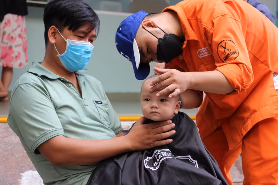 Anh Nguyễn Sang (thợ cắt tóc ở quận 2, TPHCM) cho biết: “Mình cảm thấy rất vui và ý nghĩa vì đã giúp được các bé đang điều trị tại bệnh viện có được một mái tóc đẹp. Chúc các bé mau khỏi bệnh để về với gia đình”.