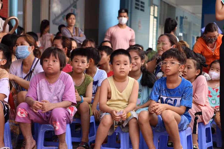 8 giờ 30 phút, đông đảo thân nhân và bệnh nhi đã có mặt trước Phòng Công tác xã hội, Bệnh viện Nhi đồng 1 để tham dự chương trình.