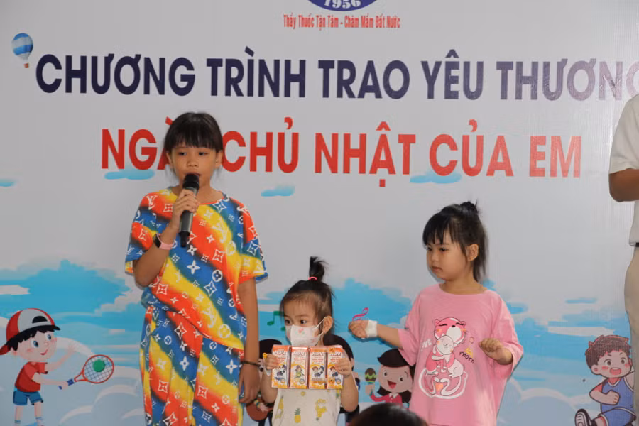 Bé Lan Anh (7 tuổi, quê Ninh Thuận) rất vui vẻ và hào hứng khi tham gia các hoạt động tại chương trình “Ngày Chủ nhật của em”.