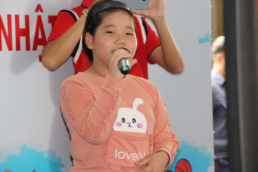 “Hôm nay con được hát, được chơi trò chơi… và còn được nhận quà từ các cô, chú nữa. Con rất vui và hạnh phúc”, bé Lan Anh hào hứng. “Hôm nay con được hát, được chơi trò chơi… và còn được nhận quà từ các cô, chú nữa. Con rất vui và hạnh phúc”, bé Lan Anh hào hứng.