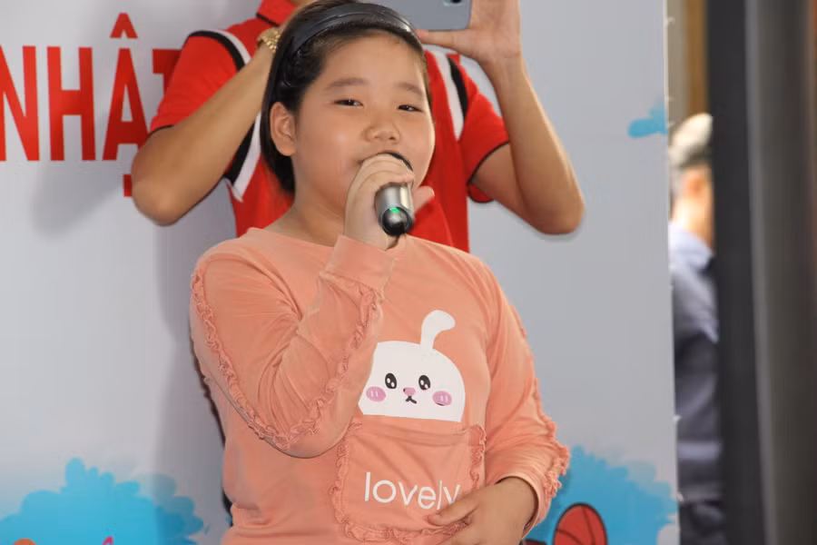 “Hôm nay con được hát, được chơi trò chơi… và còn được nhận quà từ các cô, chú nữa. Con rất vui và hạnh phúc”, bé Lan Anh hào hứng.