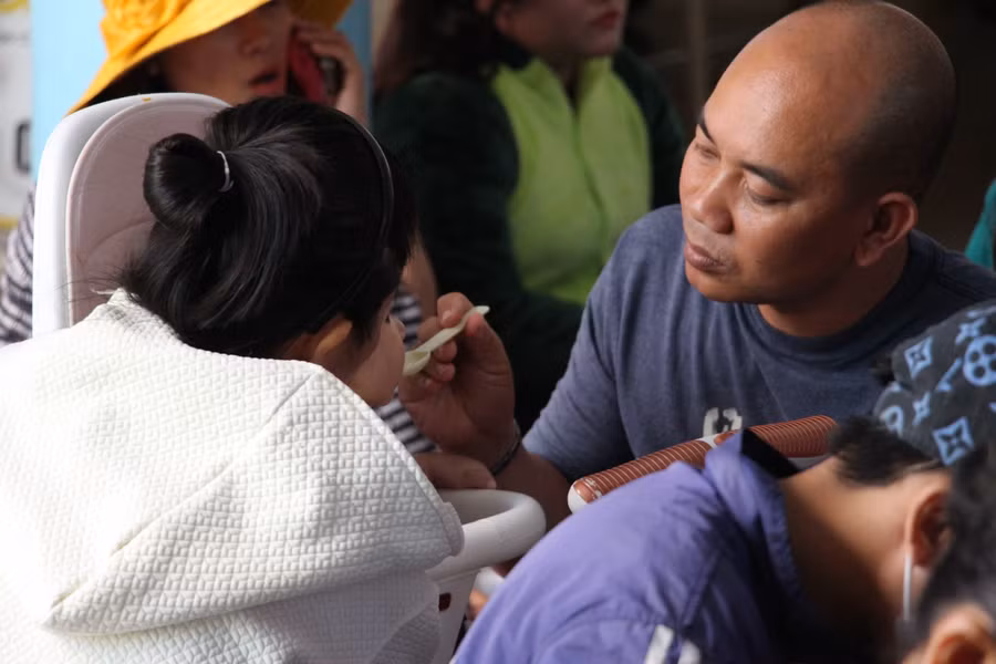 Anh Long (quê Sóc Trăng) - có con đang điều trị tại Khoa Tiêu hóa bày tỏ, chương trình “Ngày Chủ nhật của em” rất hay và ý nghĩa.