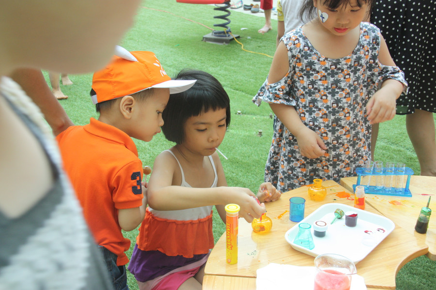Góc tham gia làm thí nghiệm khoa học luôn hấp dẫn các bé