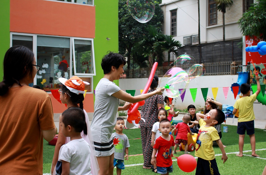 Tại ngày hội, trong chỉ trẻ mà cả người lớn cũng vô cùng thích thú khi được trải nghiệm những trò chơi lý thú