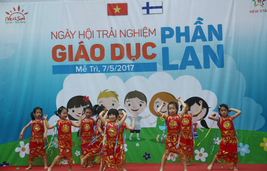 Ngày hội thu hút ngay từ tiết mục khai mạc với chương trình văn nghệ vô cùng sôi động của các bạn nhỏ. Trong ảnh là các bạn nhỏ Trường mầm non Song ngữ New Sun với tiết mục "Cô giáo bản em"