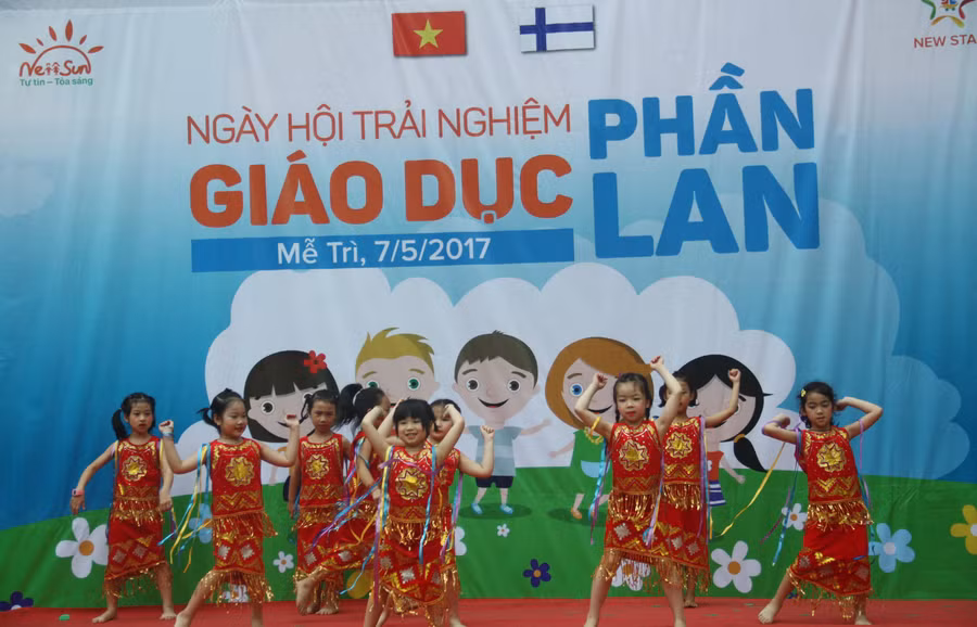 Ngày hội thu hút ngay từ tiết mục khai mạc với chương trình văn nghệ vô cùng sôi động của các bạn nhỏ. Trong ảnh là các bạn nhỏ Trường mầm non Song ngữ New Sun với tiết mục "Cô giáo bản em"