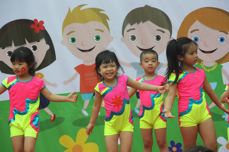 Biểu diễn trên sân khấu cũng là một hoạt động trải nghiệm giúp trẻ tự tin và phát triển các kỹ năng làm việc nhóm.