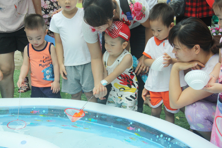 Trẻ thích thú khi được tự tay bắt những chú cá vàng trong trò chơi "Ngư dân chuyên nghiệp". Những chú cá xinh xắn cũng là phần thưởng hết sức độc đáo cho các bé. Nói về việc cho trẻ học qua trải nghiệm như thế này, TS Trịnh Thị Xim - Trưởng khoa Giáo dục Mầm non Trường CĐSP mẫu giáo Trung ương khẳng định hiệu quả hơn rất nhiều khi giáo viên dạy trẻ về cá chỉ qua lời nói.