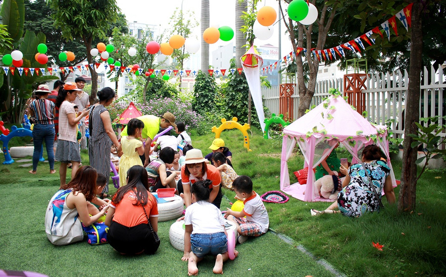 Chương trình được thiết kế dành riêng cho trẻ từ 3-7 tuổi nhằm giúp các bé thoải mái vận động, thỏa sức sáng tạo trong một không gian xanh mát gần gũi thiên nhiên. Tại Ngày hội, trẻ được tham gia "Game show" trải nghiệm theo mô hình giáo dục Phần Lan với những trò chơi thú vị như: Những cuộc đua kỳ thú, các trò chơi khám phá trí thông minh, bé vui làm thí nghiệm sáng tạo, khám phá trại hè vui nhộn và thế giới sắc màu…Trong ảnh là Trại hè "Sắc màu Việt Nam - Phần Lan" với nhiều góc hoạt động hấp dẫn nên luôn thu hút nhiều trẻ gia