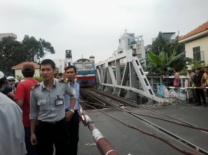 Nhân viên trên tàu phải xuống đưa người đàn ông ra khỏi đường ray để tiếp tục hành trình. Ảnh: Nguyễn Đức Tuấn