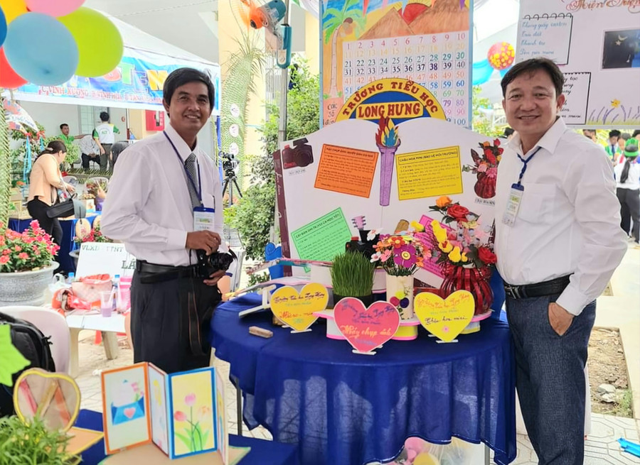 Trưng bày sản phẩm STEM trong Ngày hội STEM do Phòng GD&ĐT thị xã Tân Châu (An Giang) tổ chức. Trưng bày sản phẩm STEM trong Ngày hội STEM do Phòng GD&ĐT thị xã Tân Châu (An Giang) tổ chức.