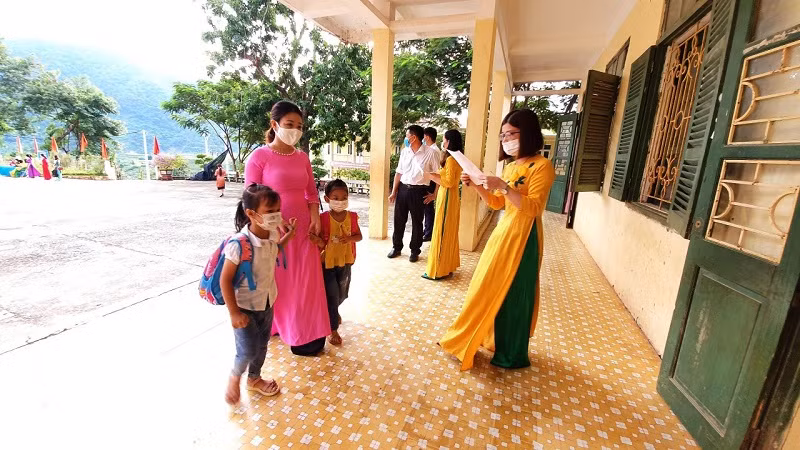 Học sinh khối lớp 1 Trường Tiểu học và THCS thị trấn Mường Lát (Thanh Hóa) trong buổi tựu trường năm học 2021 - 2022.