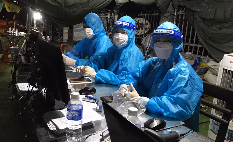 Cô giáo Bùi Thị Diệu Hiền (ngoài cùng bên phải) đang trực chốt kiểm soát dịch đường Tạ Quang Bửu. 