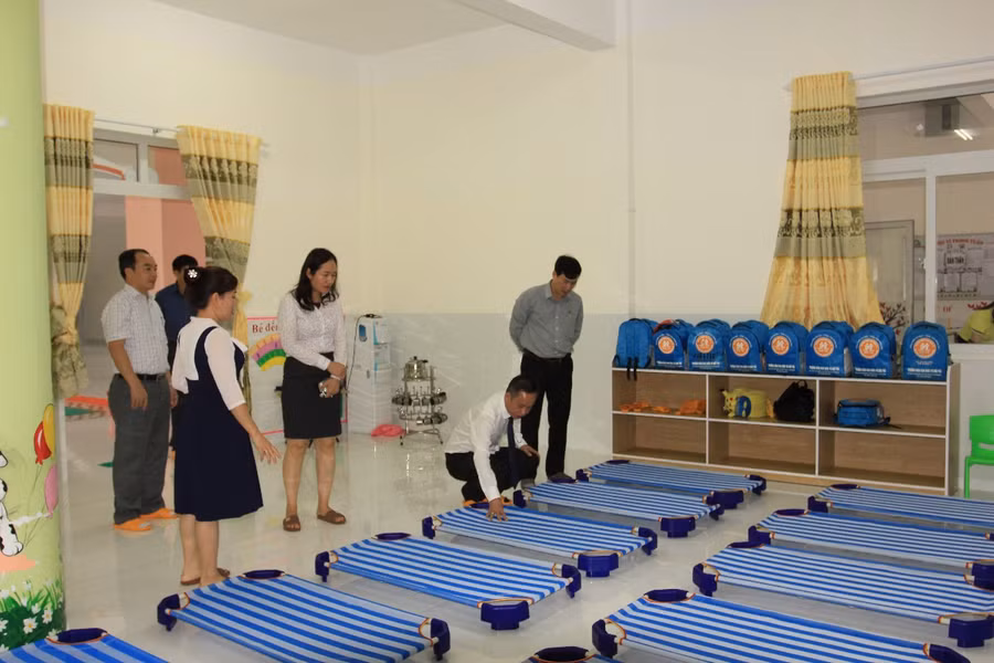 Thăm, động viên các cô giáo trường MN Đức Tài, thị trấn Phước An.