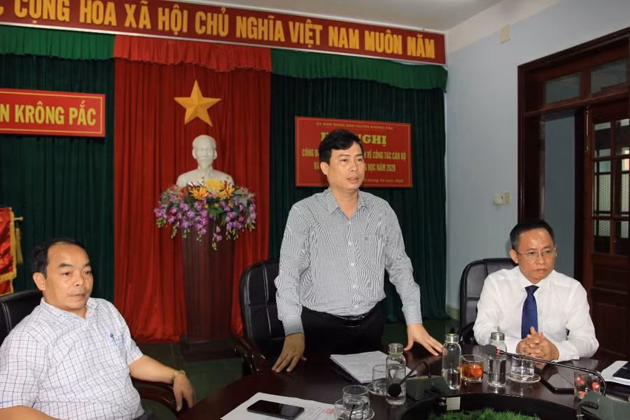 Đồng chí Trần Hồng Tiến, Bí thư Huyện ủy Krông Pắc phát biểu tại Hội nghị.