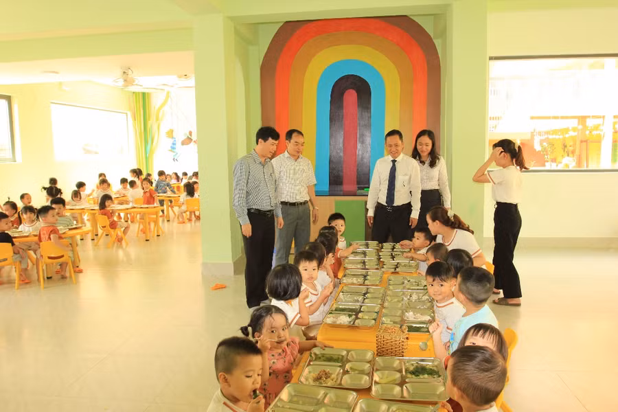 Thăm, động viên các cô giáo trường MN Kiddy Land, thị trấn Phước An.