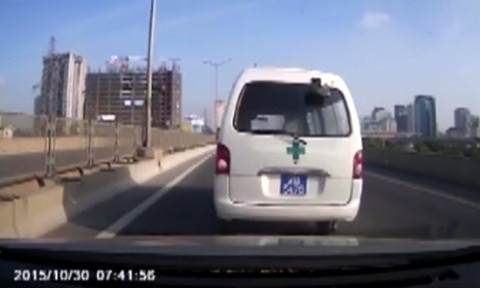 Hà Nội: Xác định chủ quản ô tô biển xanh đánh võng ở đường trên cao - Ảnh 1 Hà Nội: Xác định chủ quản ô tô biển xanh đánh võng ở đường trên cao - Ảnh 1