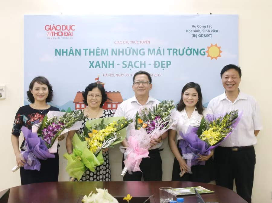 Nhà báo Nguyễn Ngọc Nam - TBT báo Giáo dục và Thời đại (thứ nhất từ phải qua) - chào mừng các vị khách mời