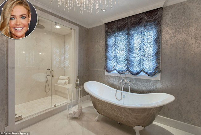 “Đột nhập” những phòng tắm xa hoa của sao Hollywood ảnh 7 “Đột nhập” những phòng tắm xa hoa của sao Hollywood ảnh 7