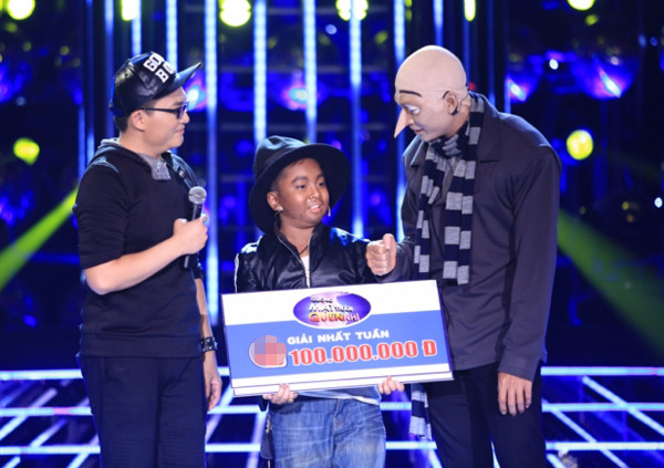 Ở tập 5, Hoàng Quân - Khương Ngọc lần thứ hai đoạt giải nhất tuần với tổng điểm 36. Cả hai nhận được phần thưởng trị giá 100 triệu đồng. Với kết quả này, cặp thầy - trò vươn lên dẫn đầu sau 5 tuần thi với tổng điểm 150. khuong-ngoc-lan-thu-2-doat-giai-nhat-guong-mat-than-quen-nhi-16