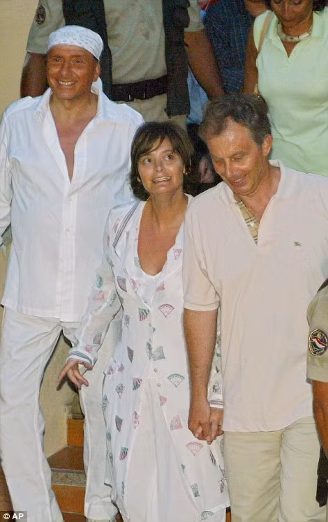  Ông Berlusconi đã đón tiếp vợ chồng cựu thủ tướng Anh Tony Blair tại đây. 