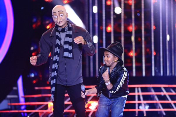 Hai chú cháu Khương Ngọc - Hoàng Quân mở màn cho tập 5 với màn cải trang thành Pharrell Williams với "Happy", bài hát có 700 triệu lượt nghe. Trong tiết mục, Khương Ngọc hóa thân thành hình tượng nhân vật Gru của phim "Kẻ trộm mặt trăng" và chỉ đảm nhận phần diễn phụ họa cho cậu học trò. khuong-ngoc-lan-thu-2-doat-giai-nhat-guong-mat-than-quen-nhi