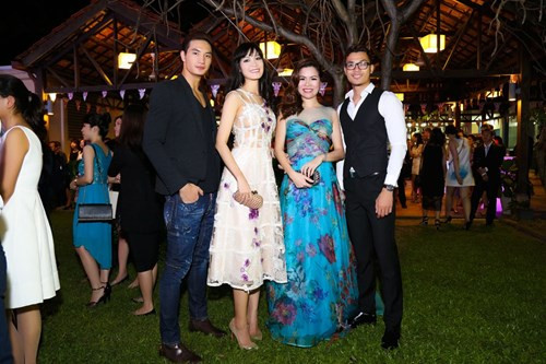 Thùy Dung nổi bật với váy ren trắng 