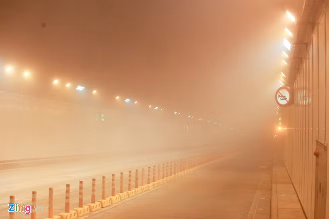 Khói từ vụ hỏa hoạn bao trùm đường hầm khiến hàng trăm người lưu thông trước các xe bị tai nạn hoảng loạn tháo chạy. Cứu 60 người, dập lửa trong hầm vượt sông Sài Gòn