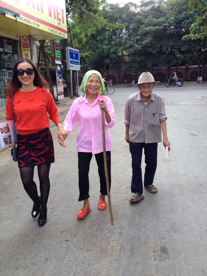 Lan Đàm cùng 2 đối tượng BTXH đội đơn đi tố cáo các hành vi khuất tất của cán bộ TT BTXH Lan Đàm cùng 2 đối tượng BTXH đội đơn đi tố cáo các hành vi khuất tất của cán bộ TT BTXH