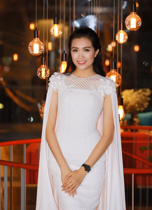 chi-gai-tu-hao-khi-le-hang-thanh-a-hau-hoan-vu-1