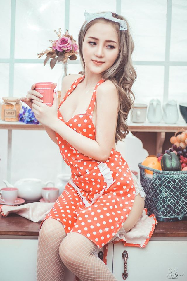 Nữ DJ Sài Thành hở bạo nhức mắt khi bước vào nhà bếp ảnh 6 Trong bộ ảnh mới nhất của mình, nữ DJ Sài Thành này đã hóa thân thành nữ đầu bếp vô cùng quyến rũ và nóng bỏng.