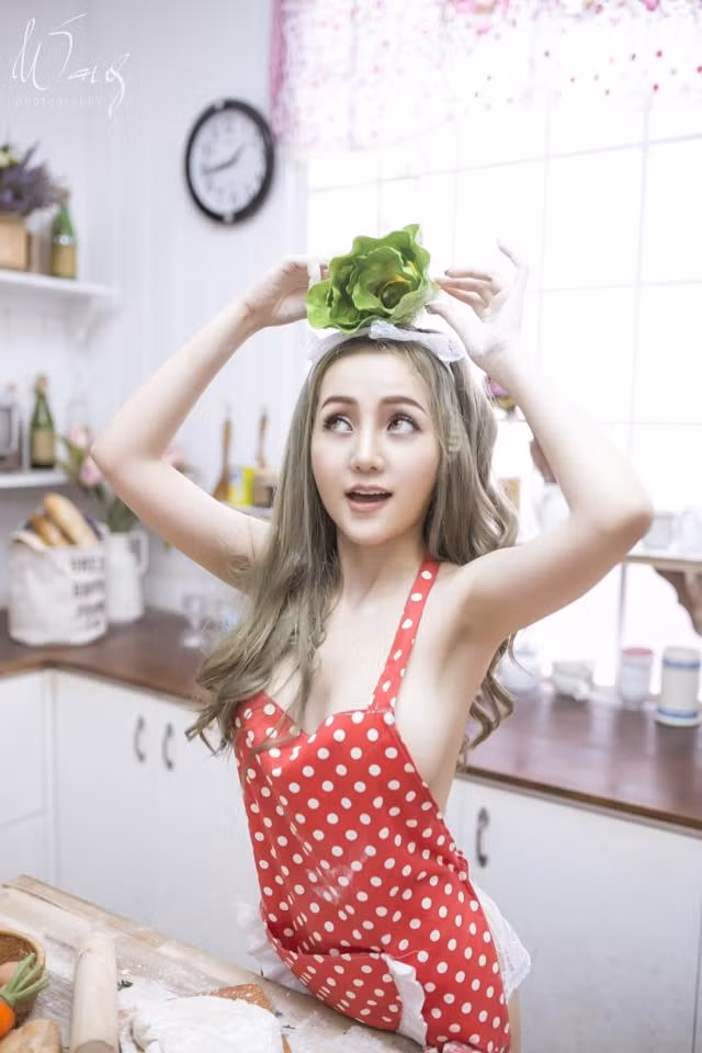  “Na vô cùng hài lòng và thích bộ ảnh này. Bộ ảnh đã phần nào bộc lộ được tính cách và con người của Na, một người luôn vui vẻ, tinh nghịch và năng động, bên cạnh đó là phong cách gợi cảm mà Na vẫn hướng đến, cô nàng 9x chia sẻ. 