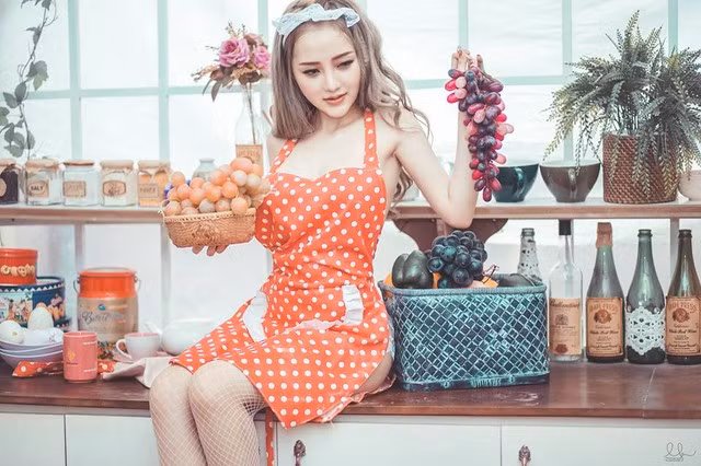  Nhân vật chính của bộ ảnh táo bạo tên là Phạm Hoàng Kim Uyên (SN 1994) hay còn gọi Na hiện là nữ DJ trẻ tại Sài Thành đồng thời là thành viên nhóm hài “Giền mì gõ” đang được rất nhiều bạn trẻ yêu thích. 