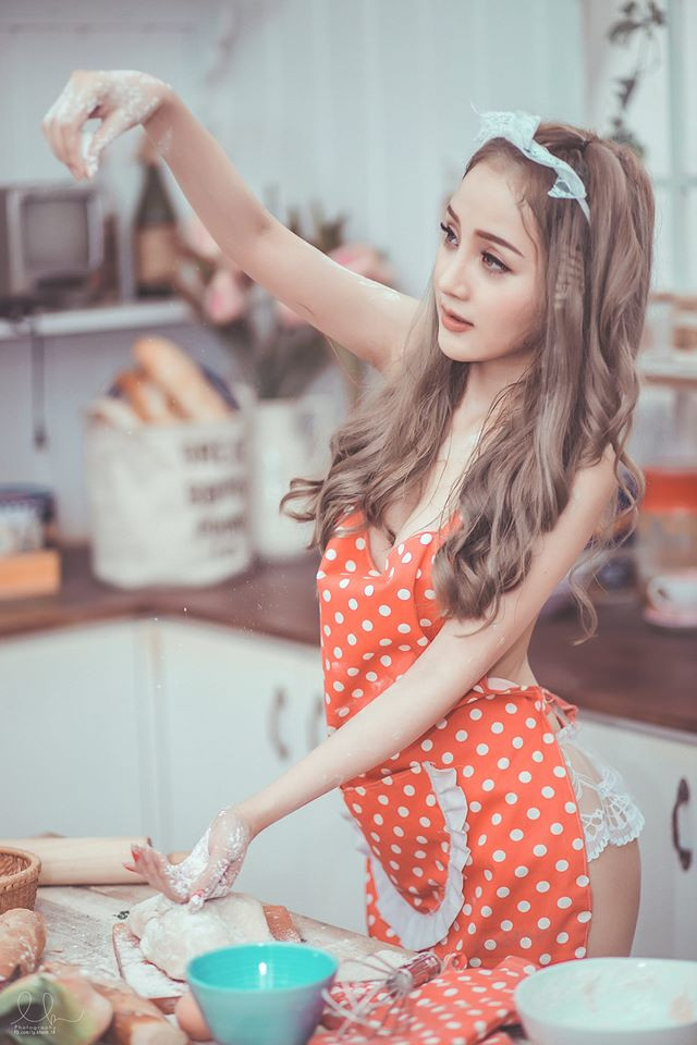 Nữ DJ Sài Thành hở bạo nhức mắt khi bước vào nhà bếp ảnh 5 Vượt qua những trở ngại và khó khăn ban đầu, cô gái trẻ này đang dần khẳng định mình trong vai trò của một nữ DJ.
